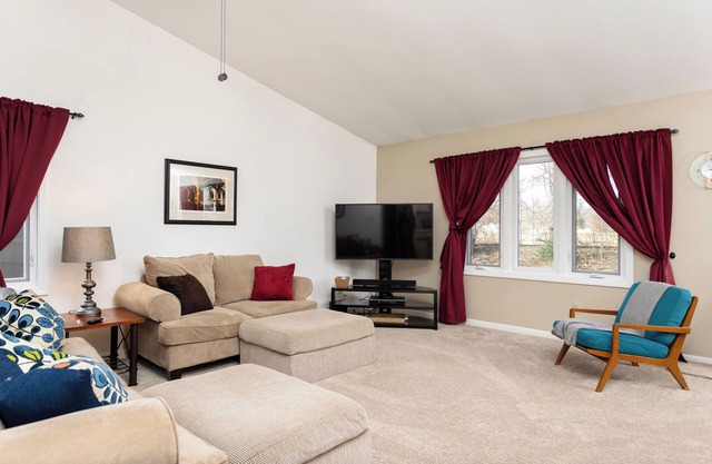 Cozy Condo near Ann Arbor in Saline! Pet and family friendly.