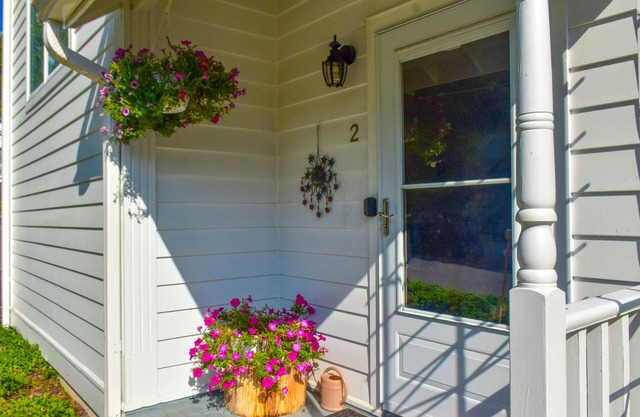 Cozy condo, recently upgraded, with convenient location to village center