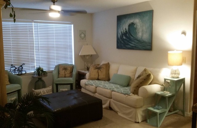 Cozy Condo Retreat.Close to Beaches/Disney/NASA.Tranquil Large Pool/Jacuzzi area