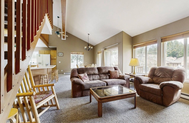 Cozy condo w/a wood stove, shared hot tub, pools, & tennis - close to downtown