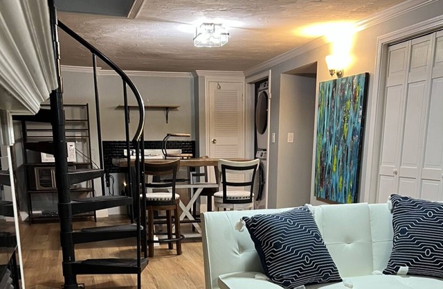 Cozy Condo w/ Housekeeping Service