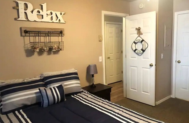 Cozy Condo w/pool & gym in prime McCall location
