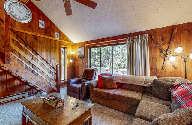 Cozy condo w/wood-burning fireplace, deck, wifi, w/d, bus route, TVs, cable