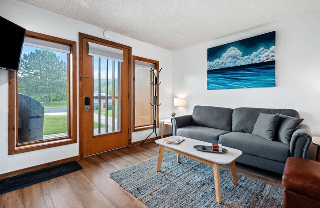 Cozy condo- walk to the ski lift and Ivan's!
