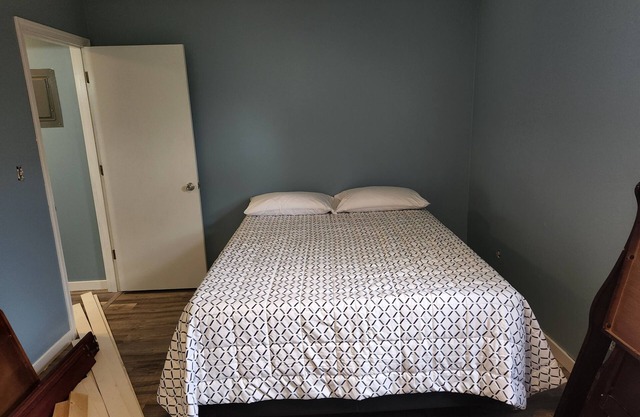 Cozy Condo with community pool near Kansas University