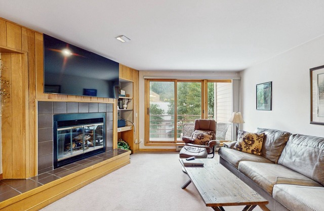 Cozy Condo with Great Views, Shared Pool & Hot Tub - 350 Yards to the Slopes