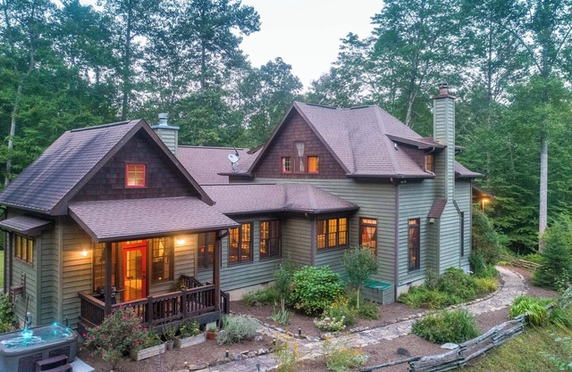 Cozy Condo with Hot Tub & Stunning Views! Close to Bryson City & Fontana Lake