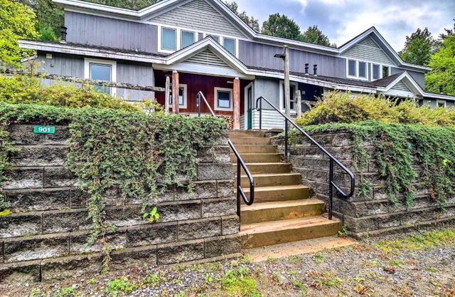 Cozy Condo with Patio, Walk to Burke Mountain!