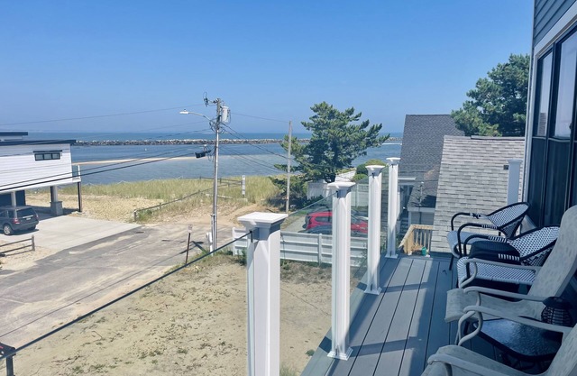 Cozy Costal Cottage ~ Prime Location ~ Just Seconds from Hills Beach!