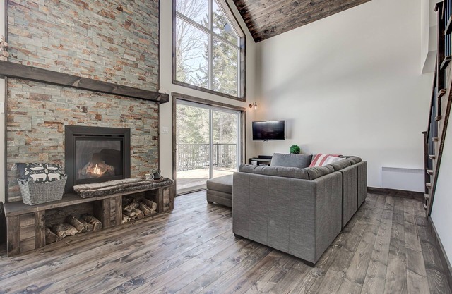 Cozy cottage with SPA located on private lake and close to ski hills