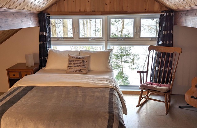 Cozy cottage with hot tub!
