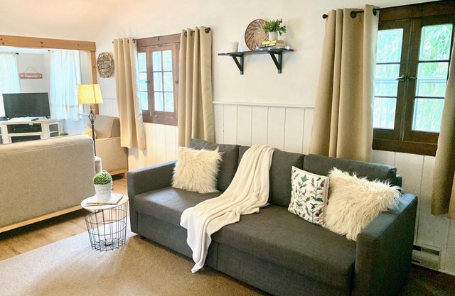 Cozy cottage minutes to lake!