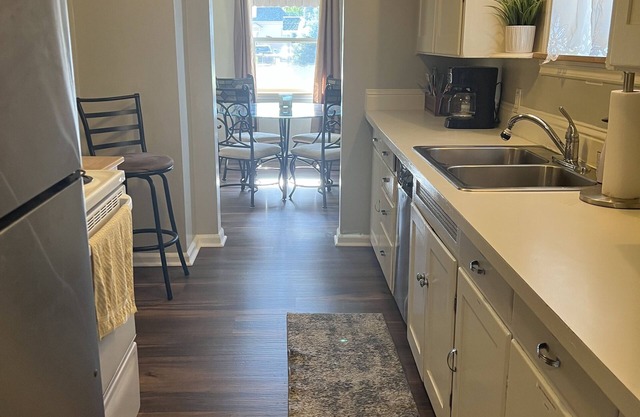 Cozy Cottage 2 Blocks from Tasting Rooms & Best Restaurants