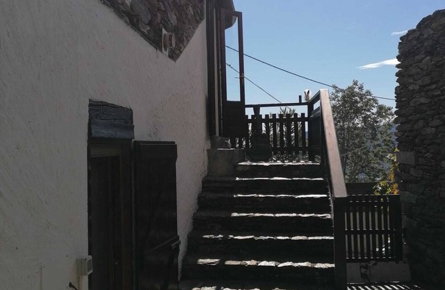Cozy cottage between lake and the mountains. We're pet-friendly.