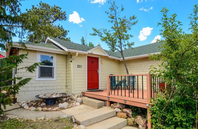 Cozy Cottage - Downtown Location with Wifi/Views/Parking!
