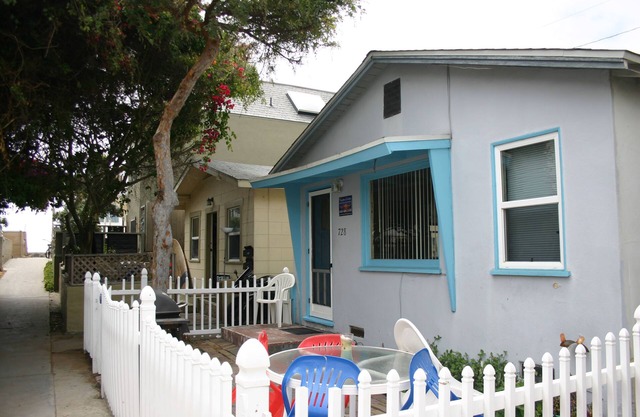 Cozy Cottage/Flat Steps to Ocean 2 Bedroom, 1 Bath- Sleeps 7- Fantastic Location