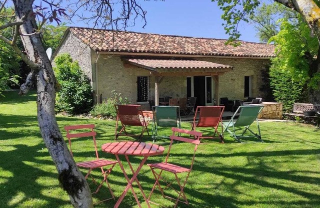 Cozy cottage for 4 to 6 people with swimming pool