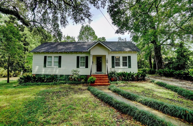Cozy Cottage in Historic District.