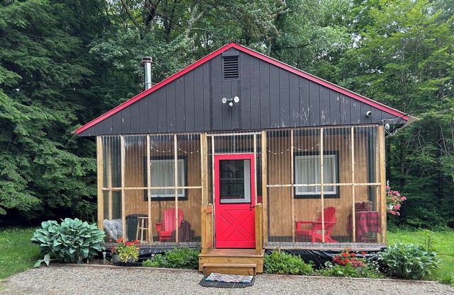 Cozy cottage in northern Vermont, perfect for travelers, traveling professionals