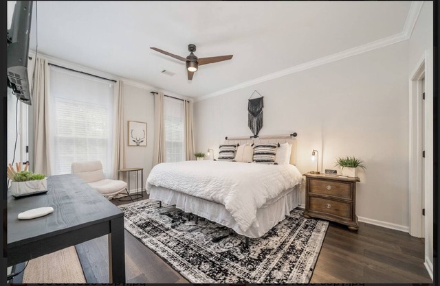 Cozy Cottage Just Minutes from Oaklawn Racetrack & Casino
