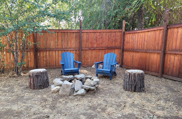 Cozy Cottage, Large Fenced Yard, Close to Yosemite, Bass Lake