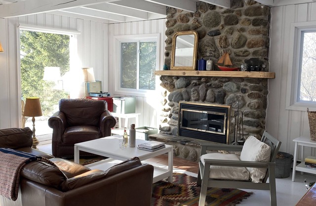Cozy cottage life on a quiet road between the village and Mont Sutton 🎿🚴‍♂️🌟
