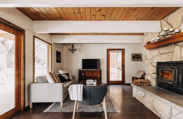 Cozy Cottage Minutes from Big Bear Lake and Skiing