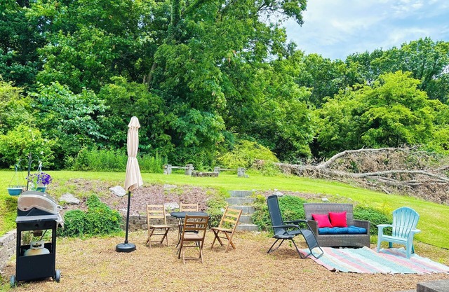 Cozy cottage near Nashville airport with a relaxing feel and nature views!