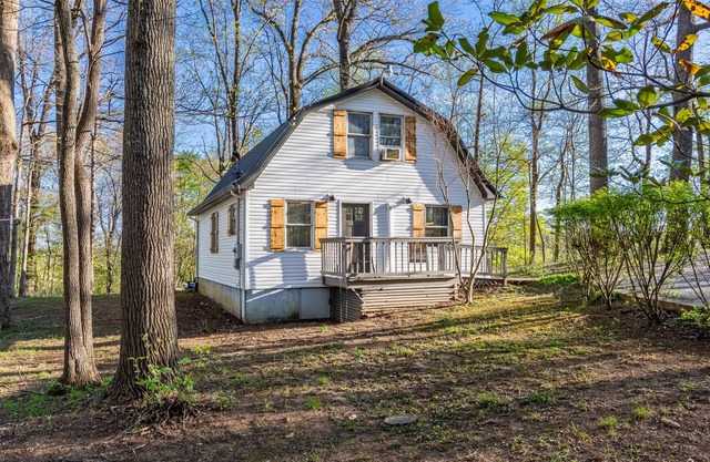 Cozy cottage nestled in the woods bordering beautiful Lake Cumberland