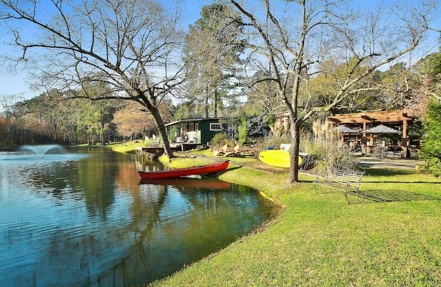 Cozy Cottage Nestled on Waters Edge