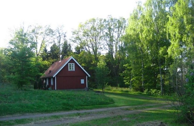 Cozy cottage not far from the lake Kvesarumssjön