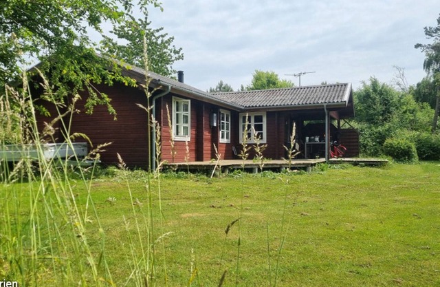 Cozy cottage on a nature plot, with a bathroom and oven