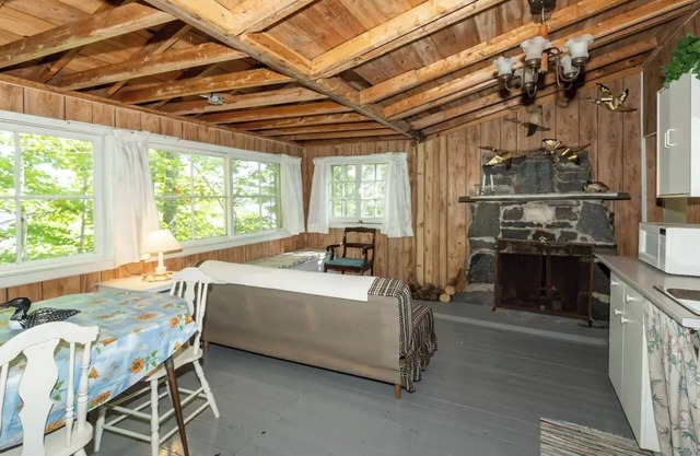 Cozy cottage on Lake Cecebe. Tranquility above Muskoka at Rockwynn Cottages