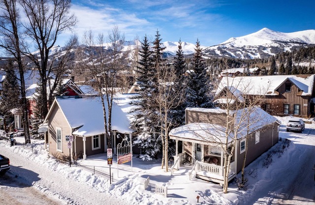 Cozy Cottage on Main Street! 1 Min walk to Gondola! New AC and Furnace Heat!