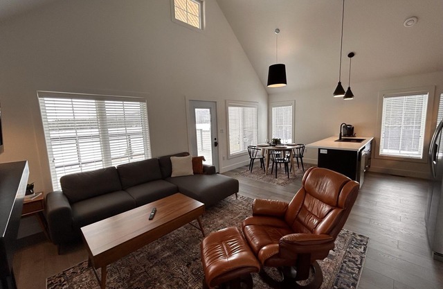 Cozy cottage or guest house next to walking trails and golf course.