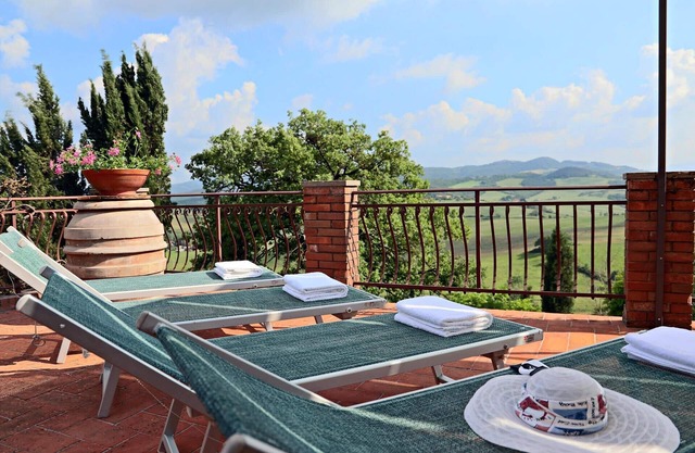 Cozy cottage overlooking Tuscan countryside