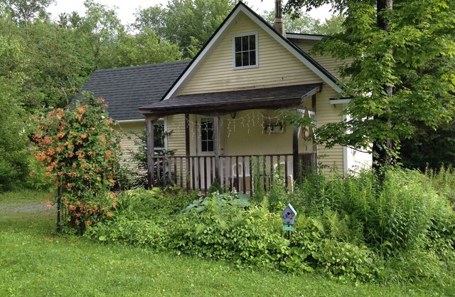 Cozy Cottage, Private Lake with Picnic Area & Firepit