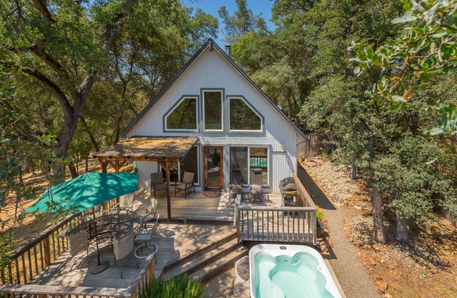 Cozy Cottage Retreat, Close to Yosemite, Beautiful Views, Hot Tub & More!