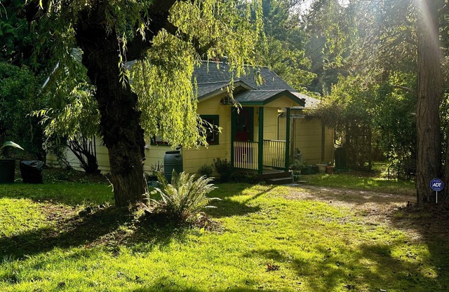 Cozy Cottage Retreat w/Open Air Bath house, one minute walk to Squaxin Park