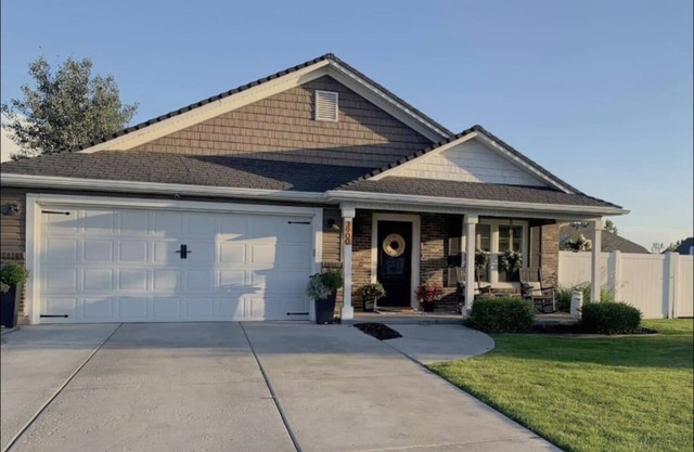 Cozy Cottage Style Home In The Perfect Location