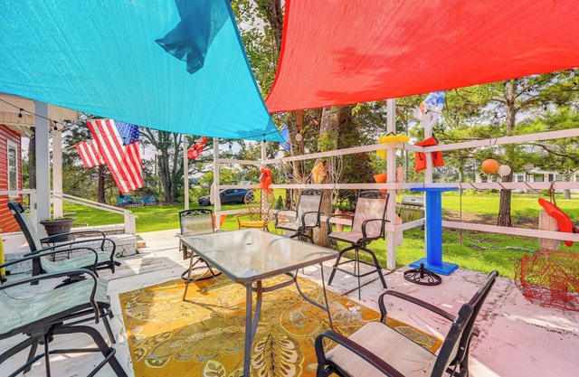 Cozy Cottage w/Deck, 9 Mi to Downtown Beaufort!