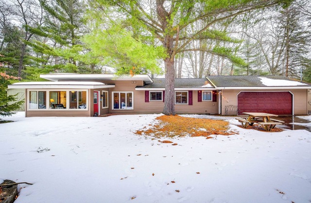 Cozy Cottage w/Sunroom - Walk to Higgins Lake!