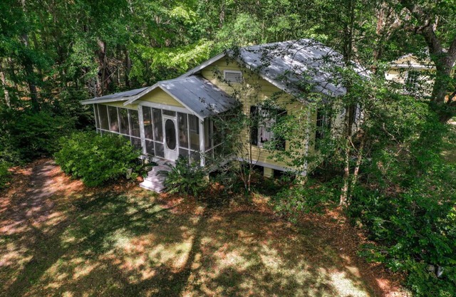 Cozy Cottage with Guest House, Gazebo and Deck