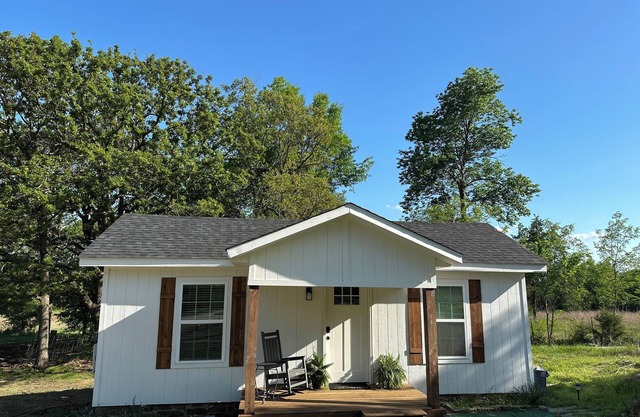 Cozy country cabin with hot tub in Sand Springs on 7 acres w a pond