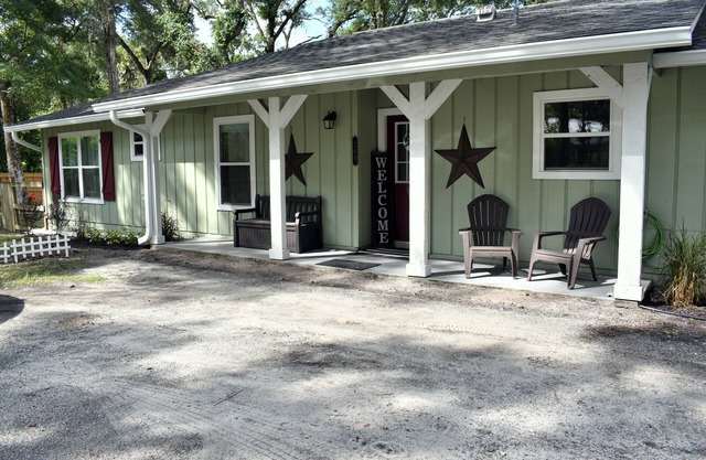 Cozy country home in North Deland. Close to historic downtown!