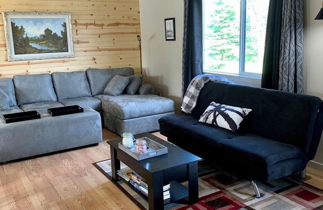 Cozy Country Inn-country in the City. 3 bdm 2 bath home- renovated like new.n