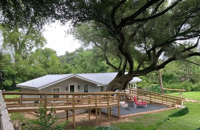 Cozy Couples Cottage with access to Hot Tubb.nn