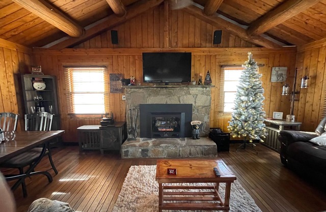 Cozy Creekside Log Cabin, Perfect for a Couples Retreat or Small Group!