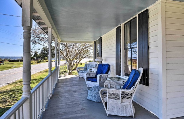 Cozy Currituck Home w/Fire Pit near Ferry!