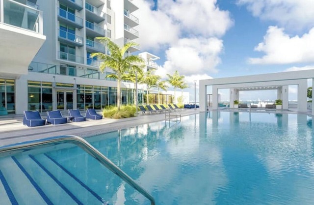 Cozy Design District condo w/pool, parking & gymnn